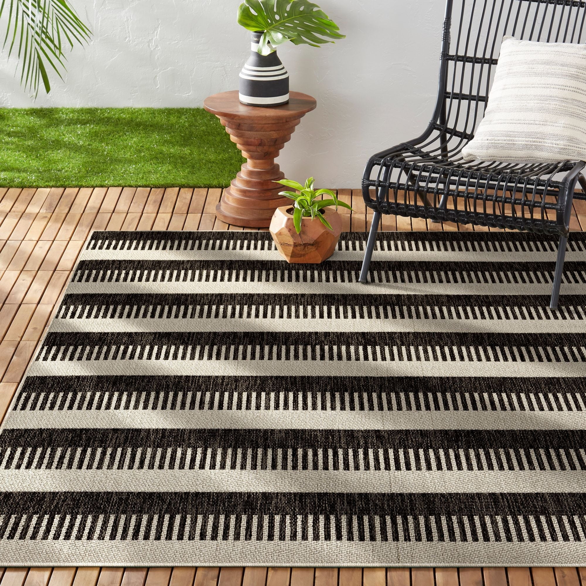 Nicole Miller New York Patio Country Charlotte Modern Striped Indoor/Outdoor Area Rug, Ebony 5'2"x7'2"