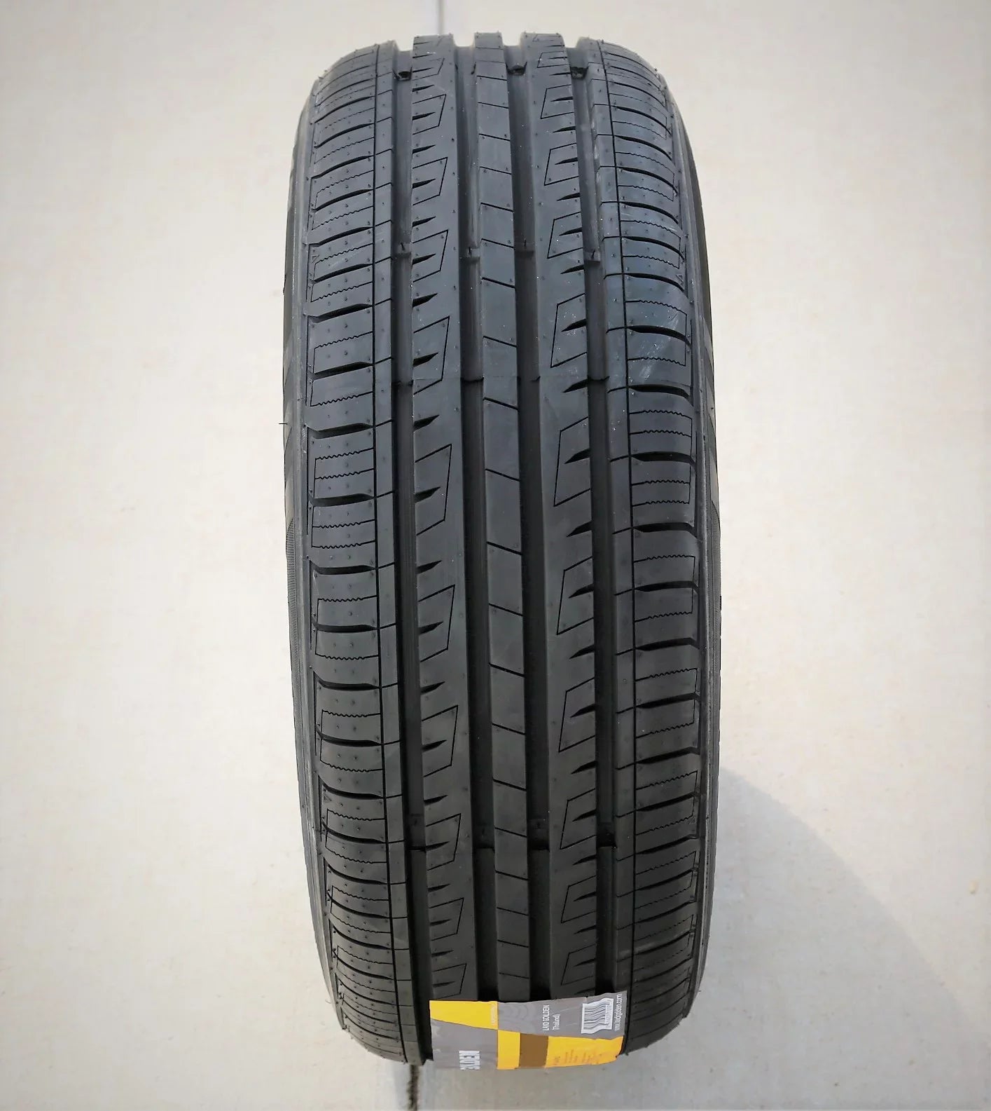 Landgolden 17 195/55R15 85V Performance Tire Fits: 2007-08 Honda Fit Sport, 1999-2000 Honda Civic Si
